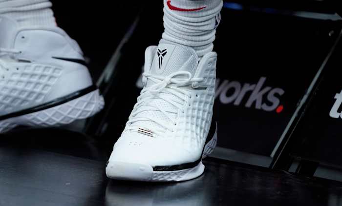 Chicago Bulls forward DeMar DeRozan wearing the Nike Kobe 3 SL 'White Black'.